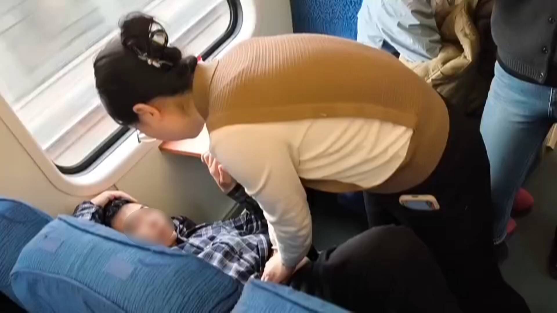 东营：火车旅客突发疾病 白衣天使及时施救