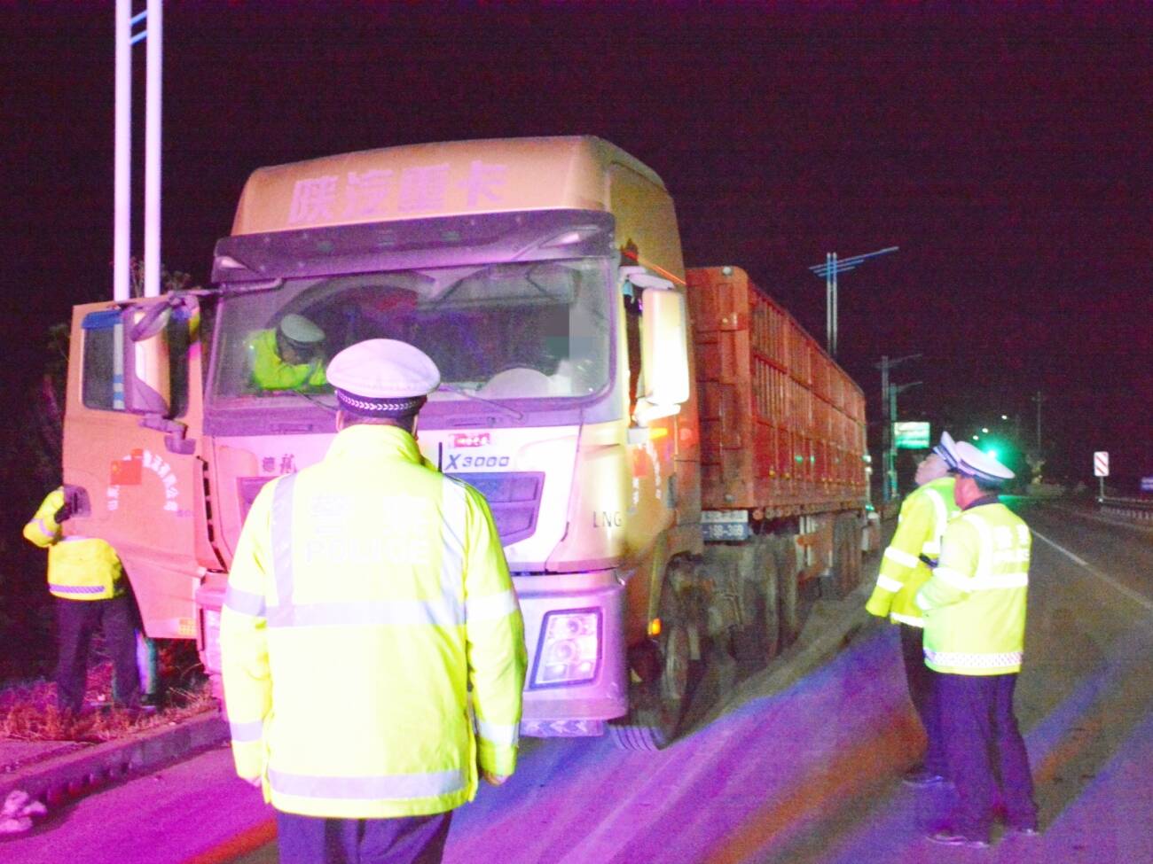 陽信交警開展貨車超載專項整治“零點行動”