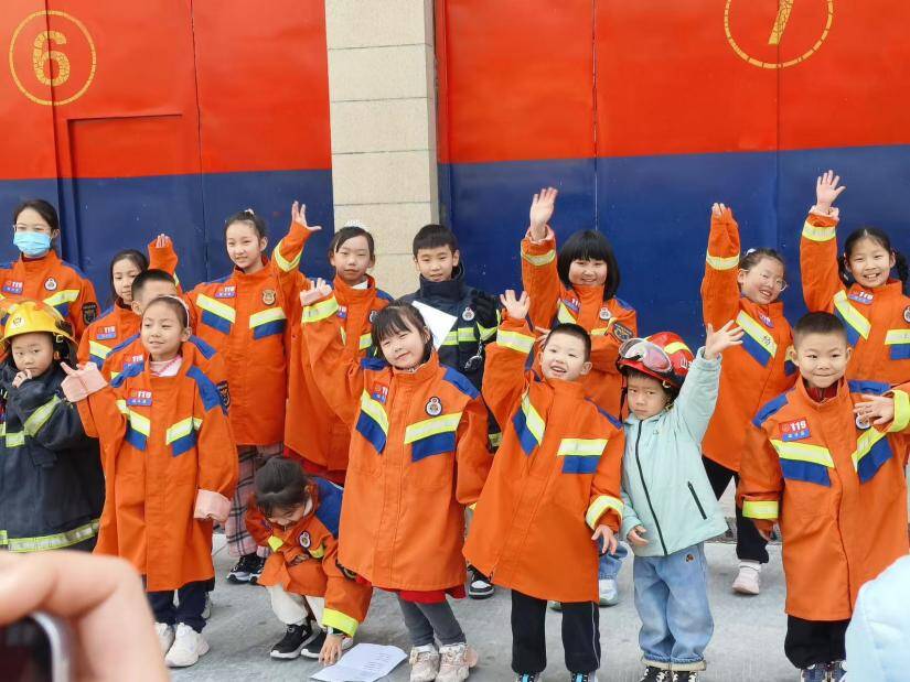 点亮青少年消防安全新视野！小小讲解员走进济南消防救援大队