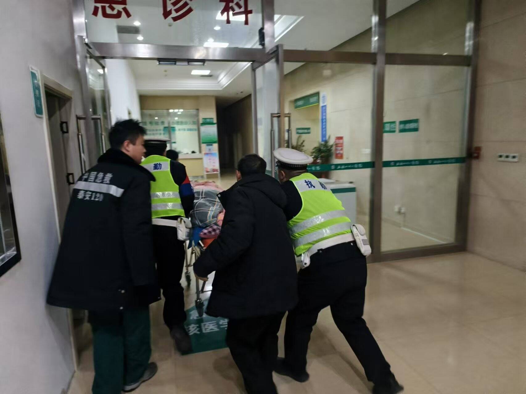 泰安交警为心衰老人铺就生命“绿色通道”