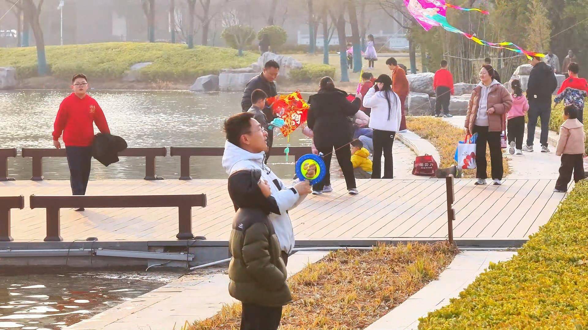 宁阳：数百名游客携子踏青 风筝飞舞交织春日美景
