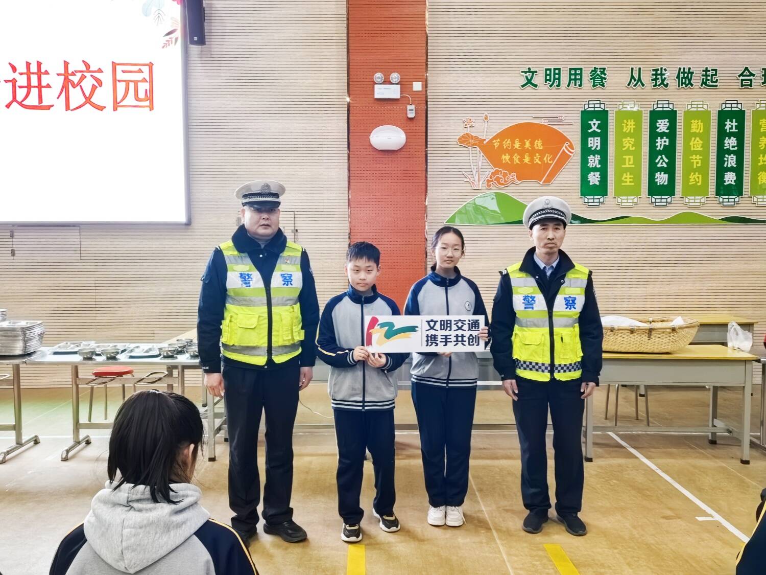 陽信交警開展“一盔一帶”主題宣傳進校園活動