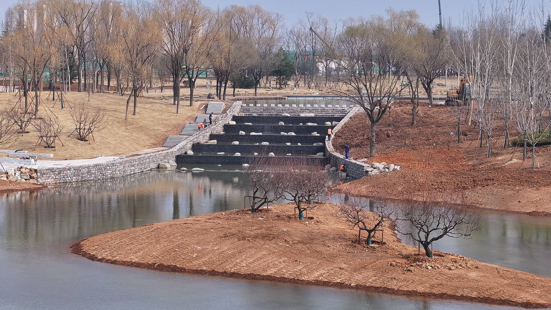 济南高新区彩虹湖公园开始蓄水 湖体水生态系统的构建将于七月完成