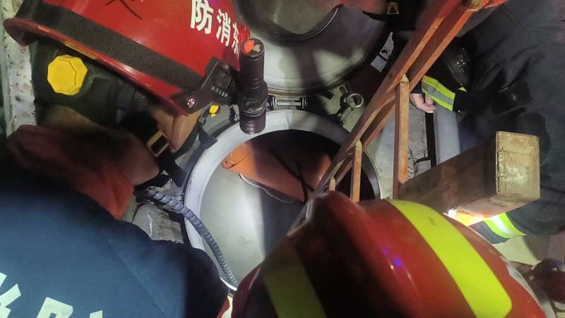 德州：男子被困氯丙烯罐内 消防员紧急施救
