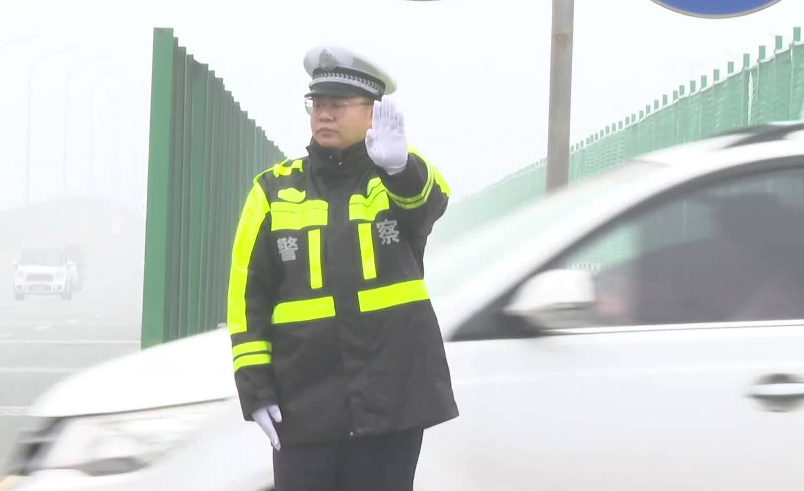 枣庄台儿庄浓雾锁城 交警一线指挥保畅通