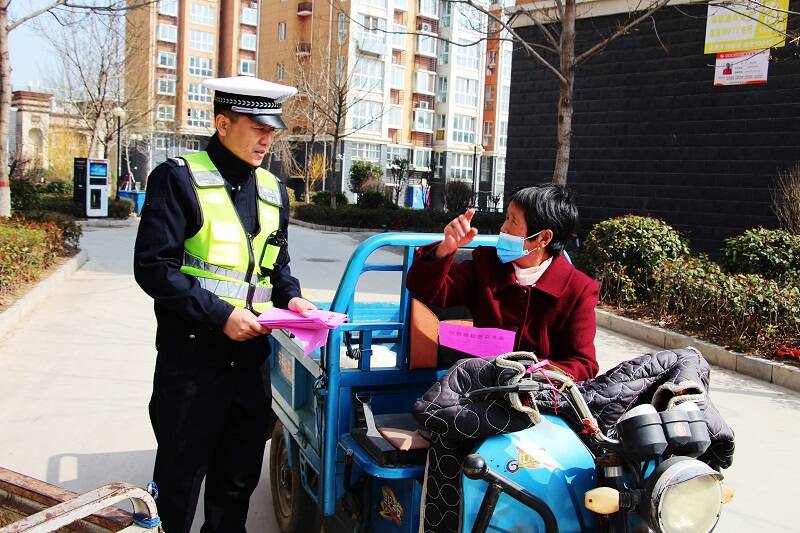 金乡：交警宣传进社区 交通安全“警”相随