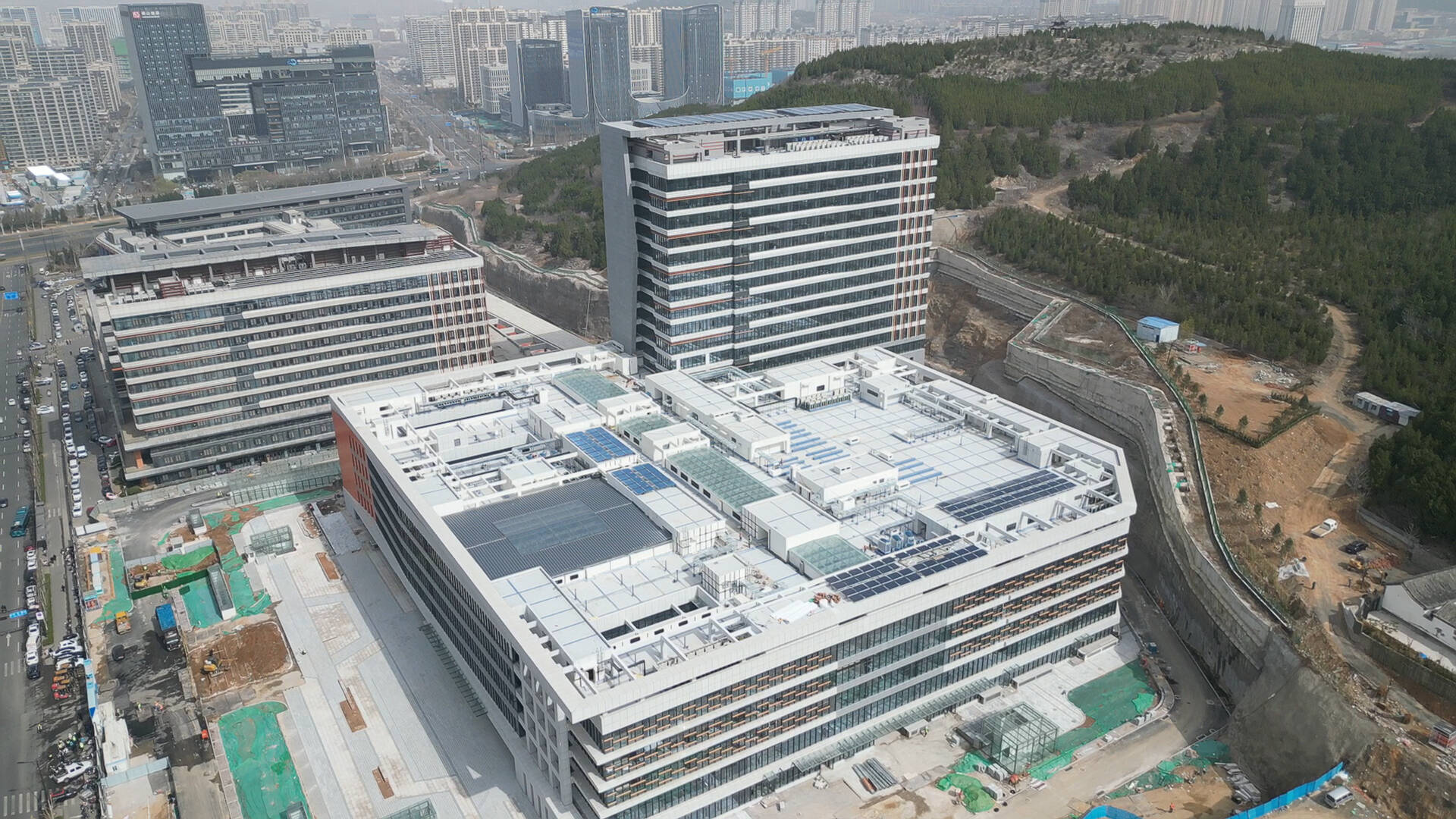 济南市中心医院东院区第二部分工程装饰装修基本收尾 建成后将新增1000多张床位