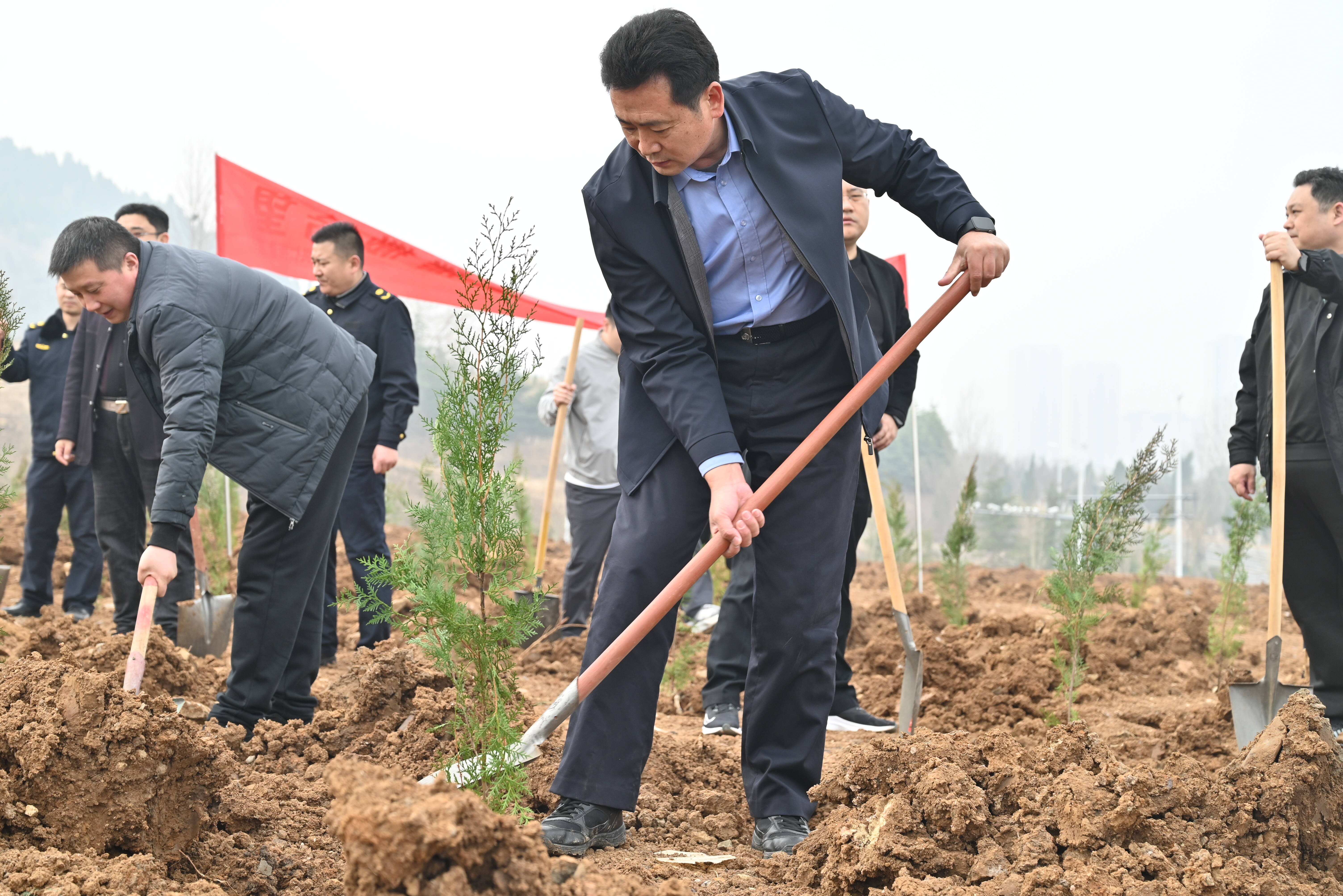 “植”此新绿 共绘春天 枣庄高新公安开展义务植树活动