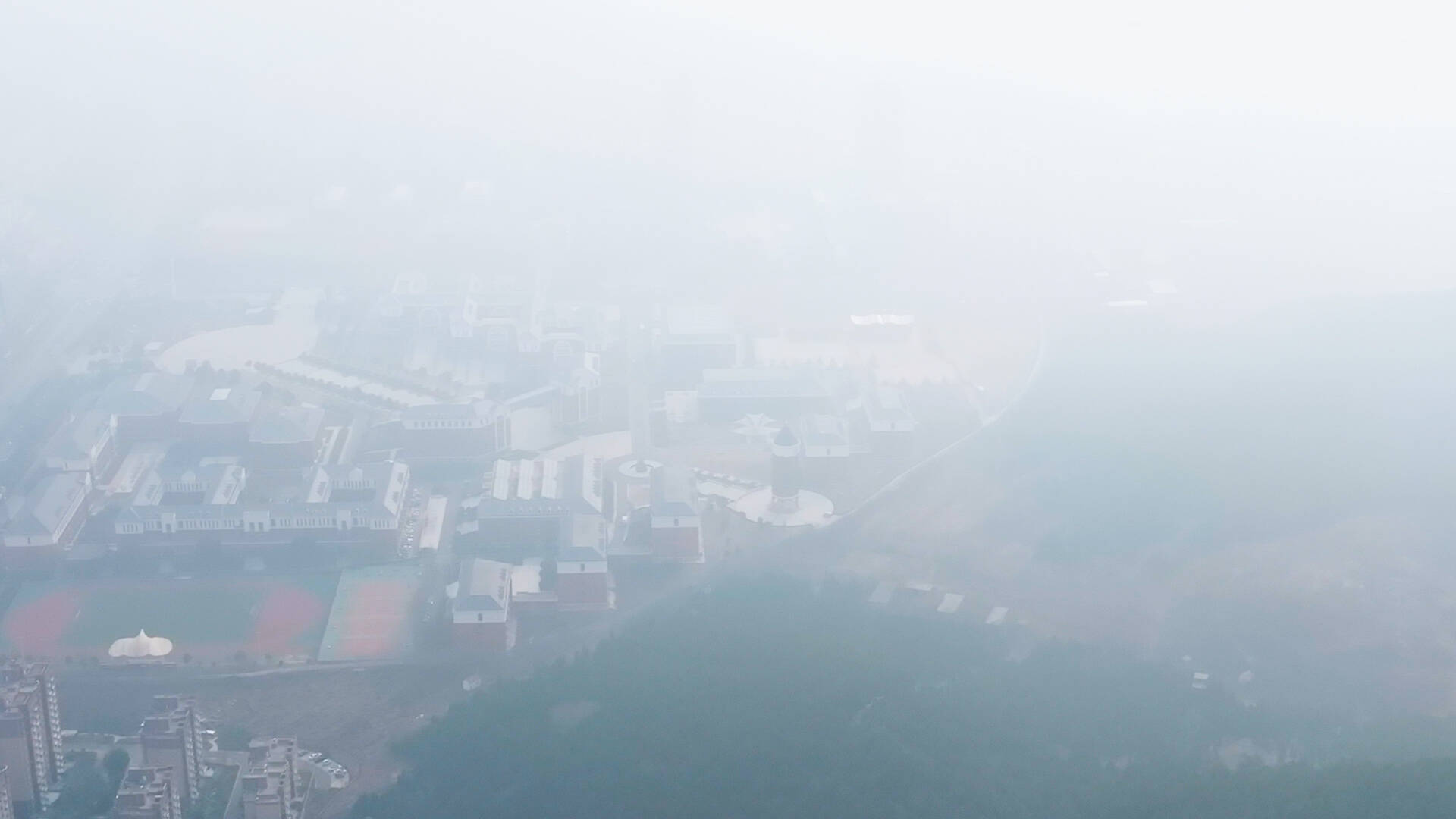 枣庄再现大雾天气 城市建筑若隐若现