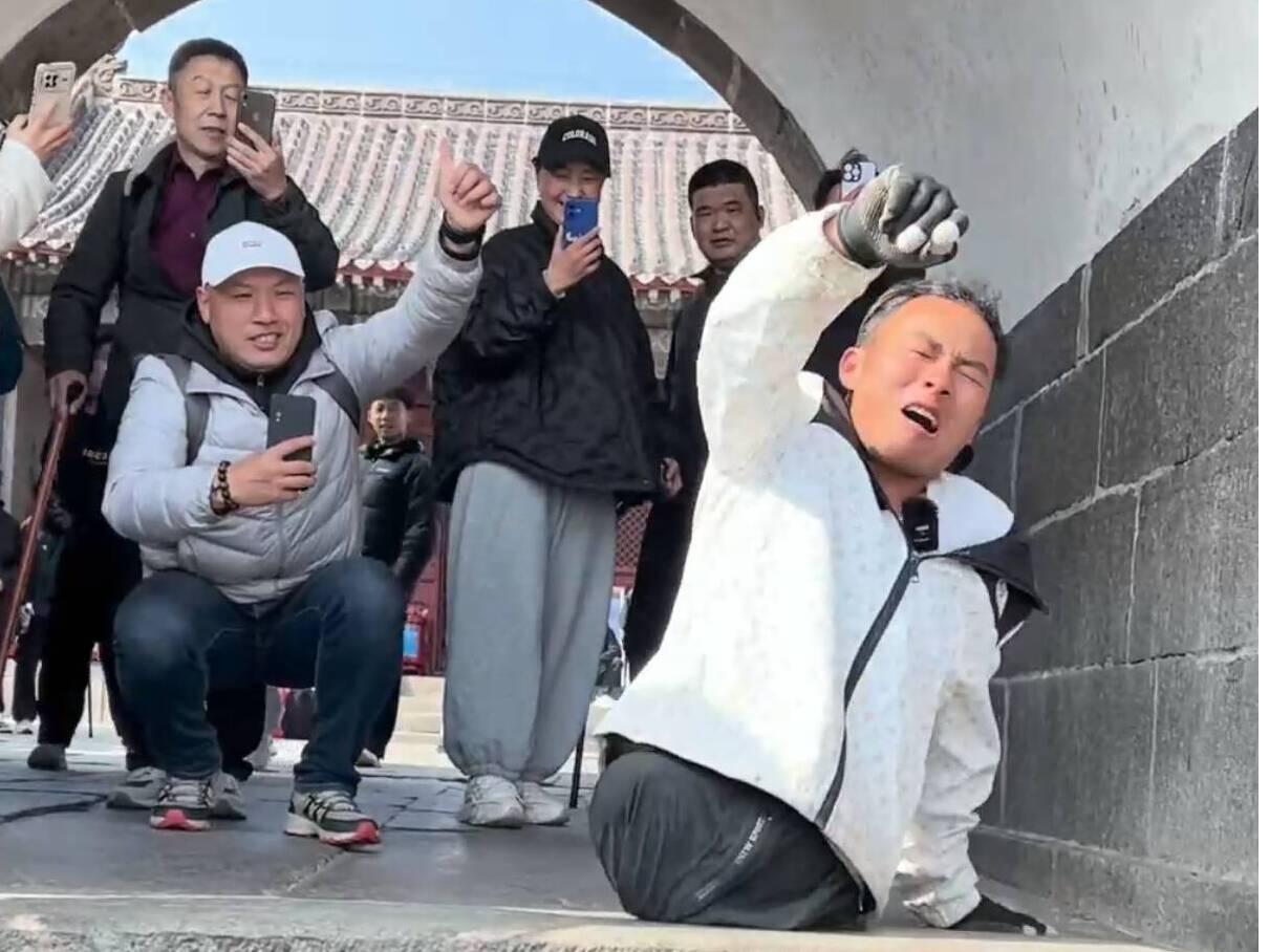 无腿小伙靠双手21小时登顶泰山