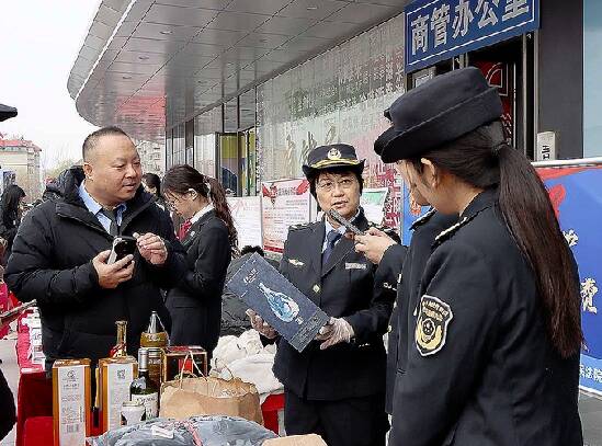 滨州：开展广场宣传 共筑满意消费