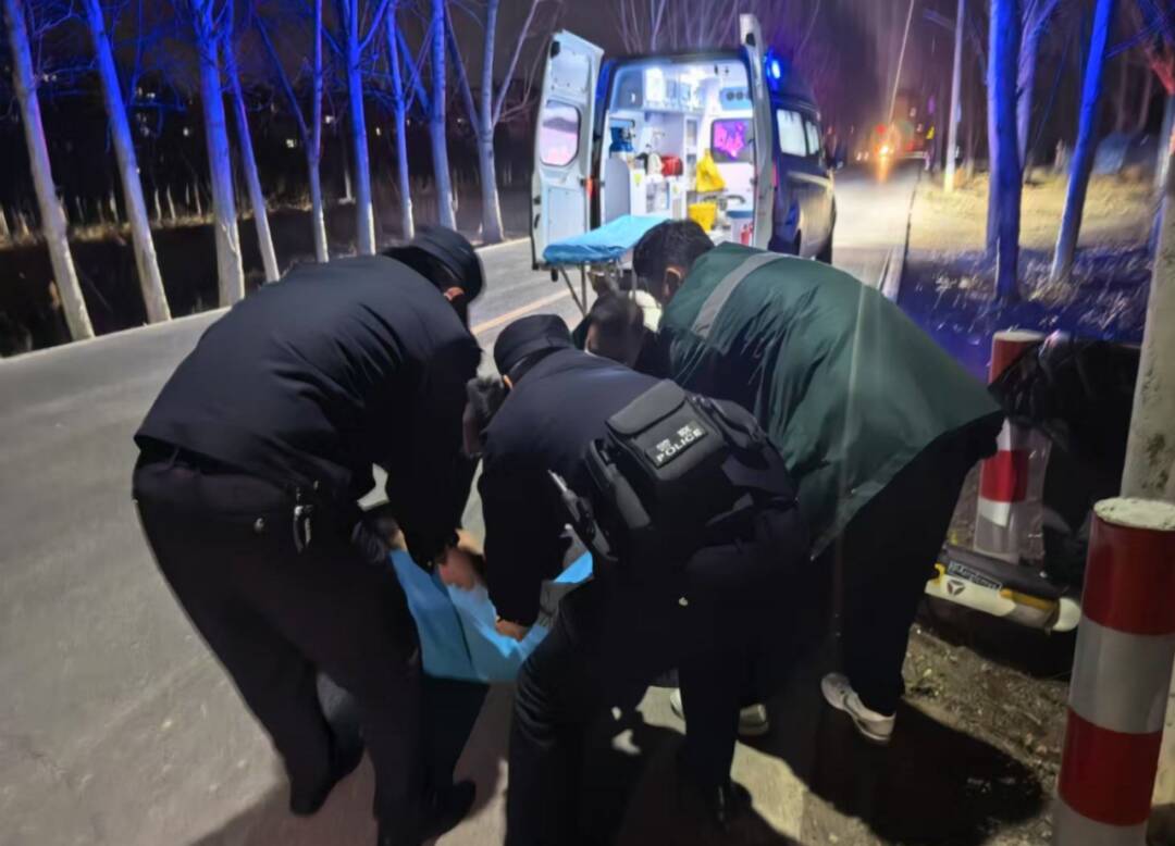 博興：行人撞桿 “警”急救援