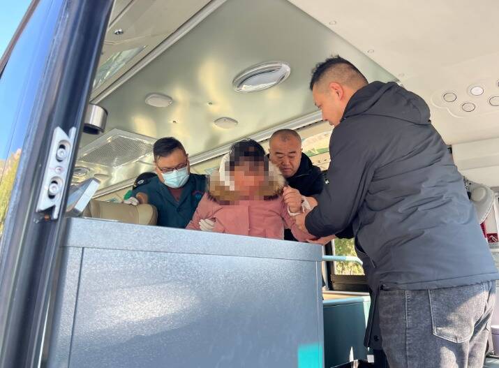 泰山客运驾驶员紧急救助突发不适游客