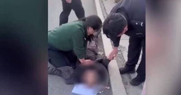 老人街头心脏骤停 淄博基层民辅警下班途中与同事接力跪地施救