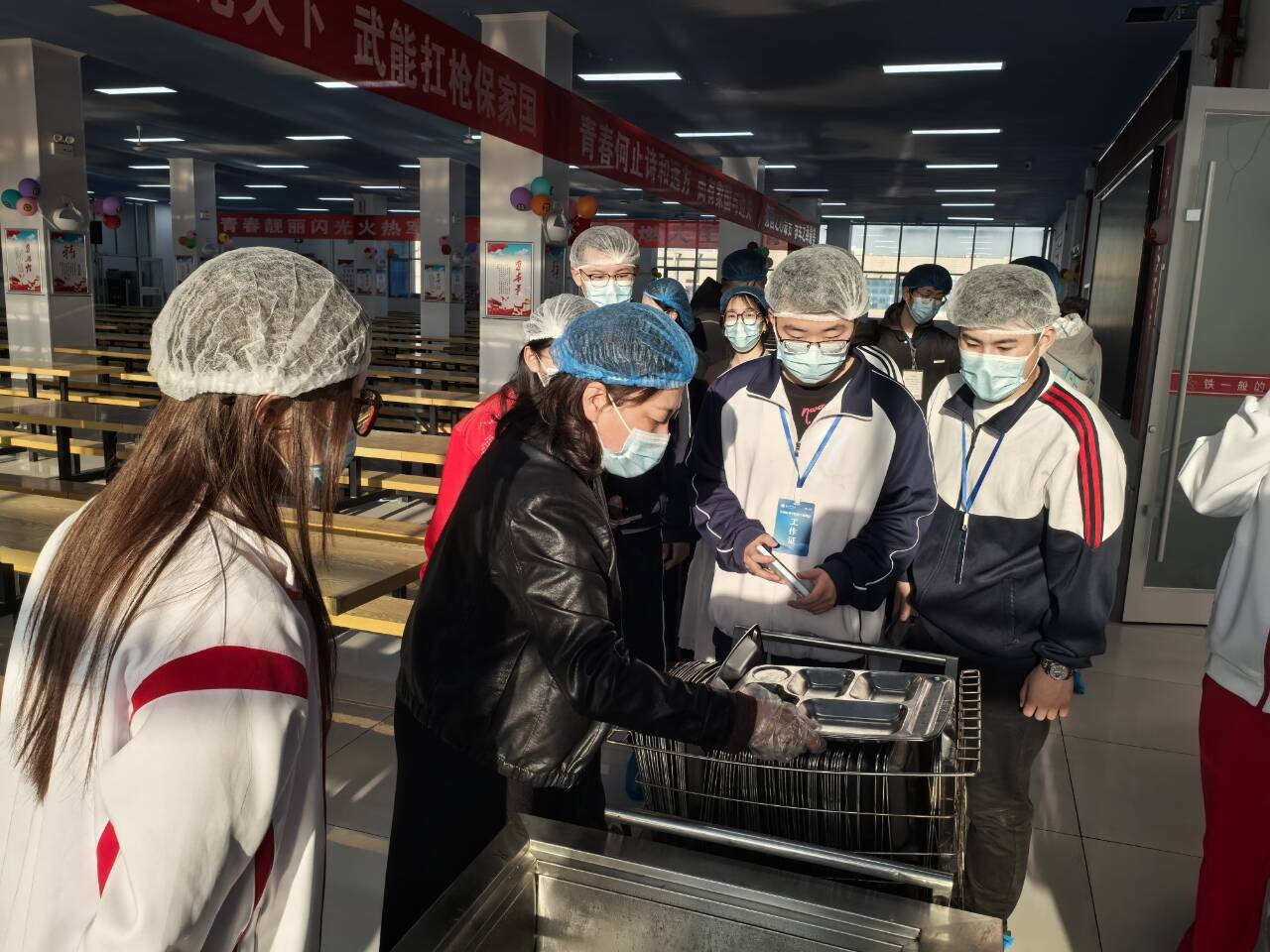 舌尖上的安全守護者 濱州職業學院 學生代表探訪后廚全流程