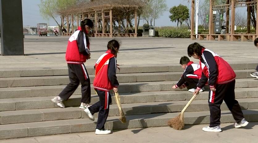 金乡：动手清洁“洒汗水” 节水护水伴我行
