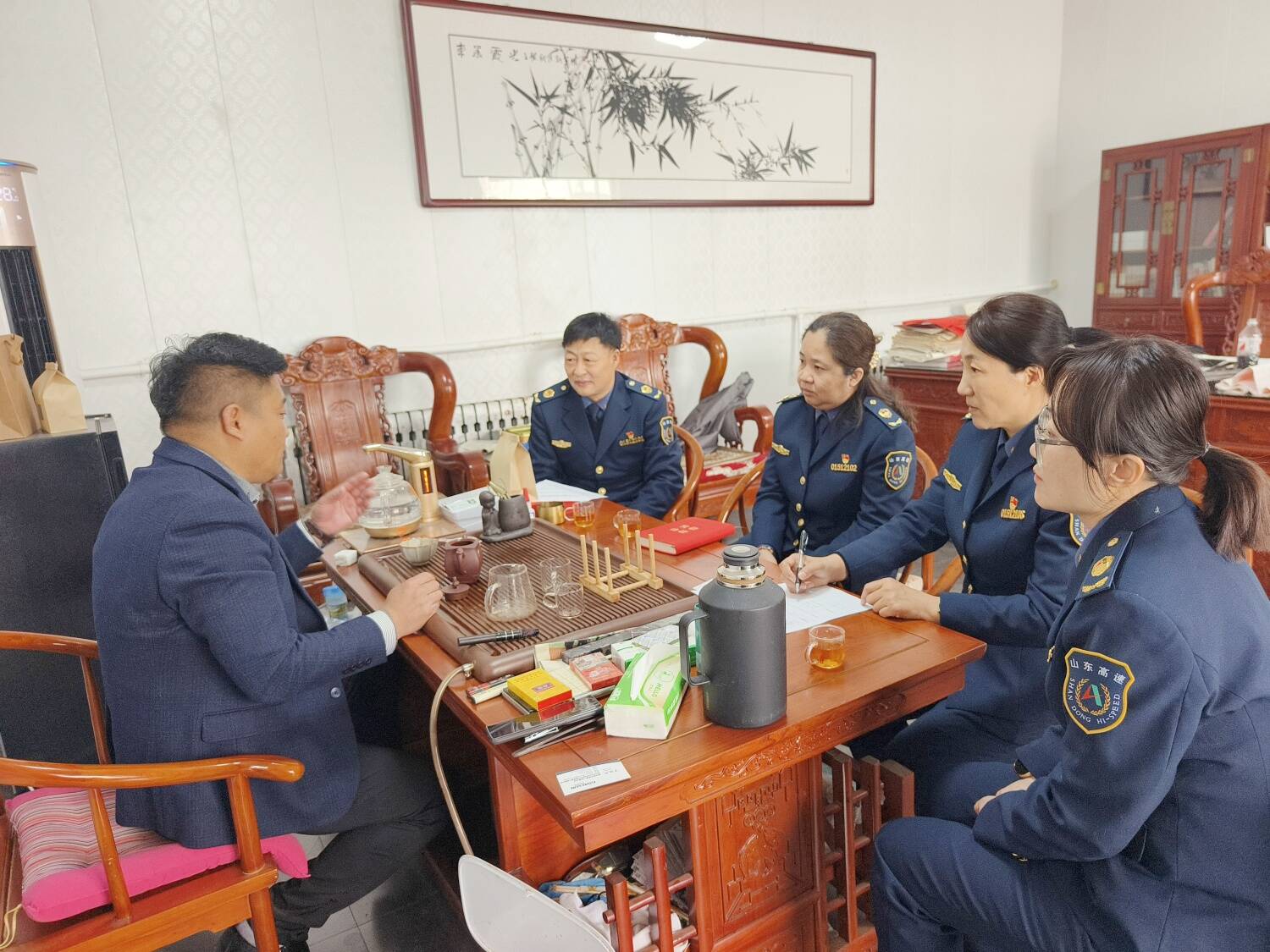 山東高速濱州發(fā)展公司梁才喬莊收費(fèi)站開展送服務(wù)進(jìn)企業(yè)活動(dòng) 優(yōu)化服務(wù)舉措 賦能物流企業(yè)發(fā)展