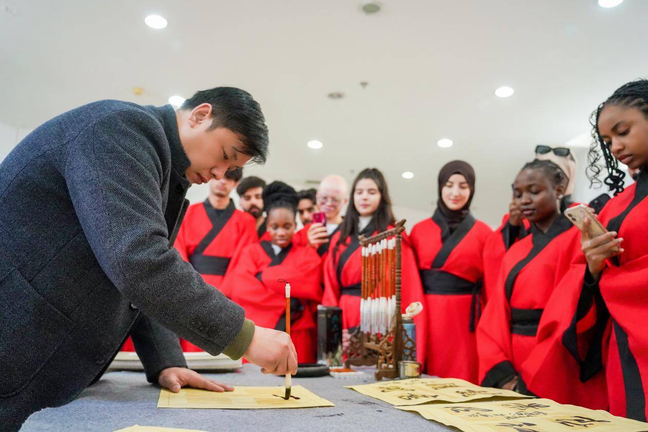 相约诗意清明 走进中华文化——山东第一医科大学留学生走进图书馆体验中华优秀传统文化