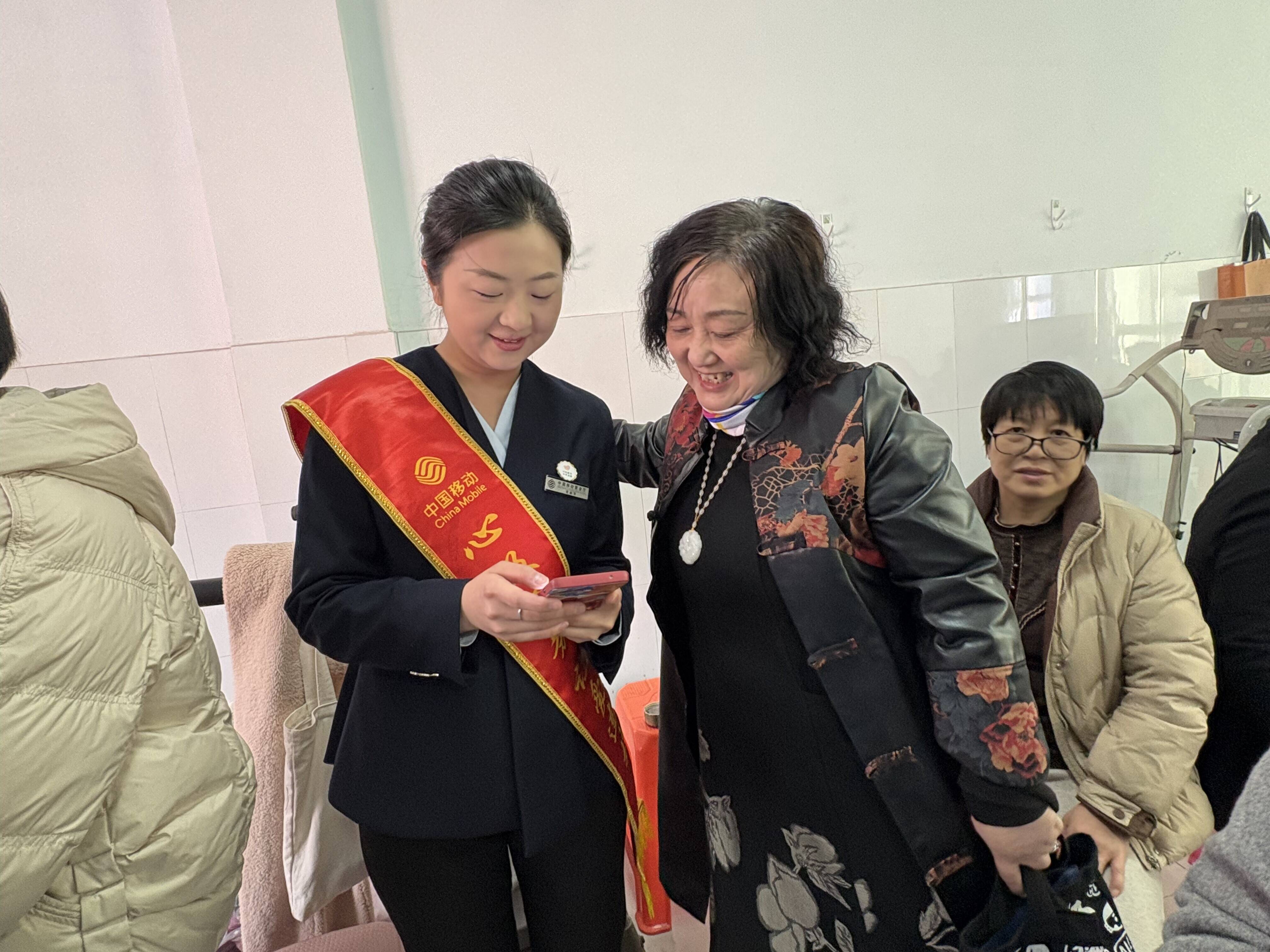 山東移動濱州分公司走進老年大學：科技溫暖夕陽紅