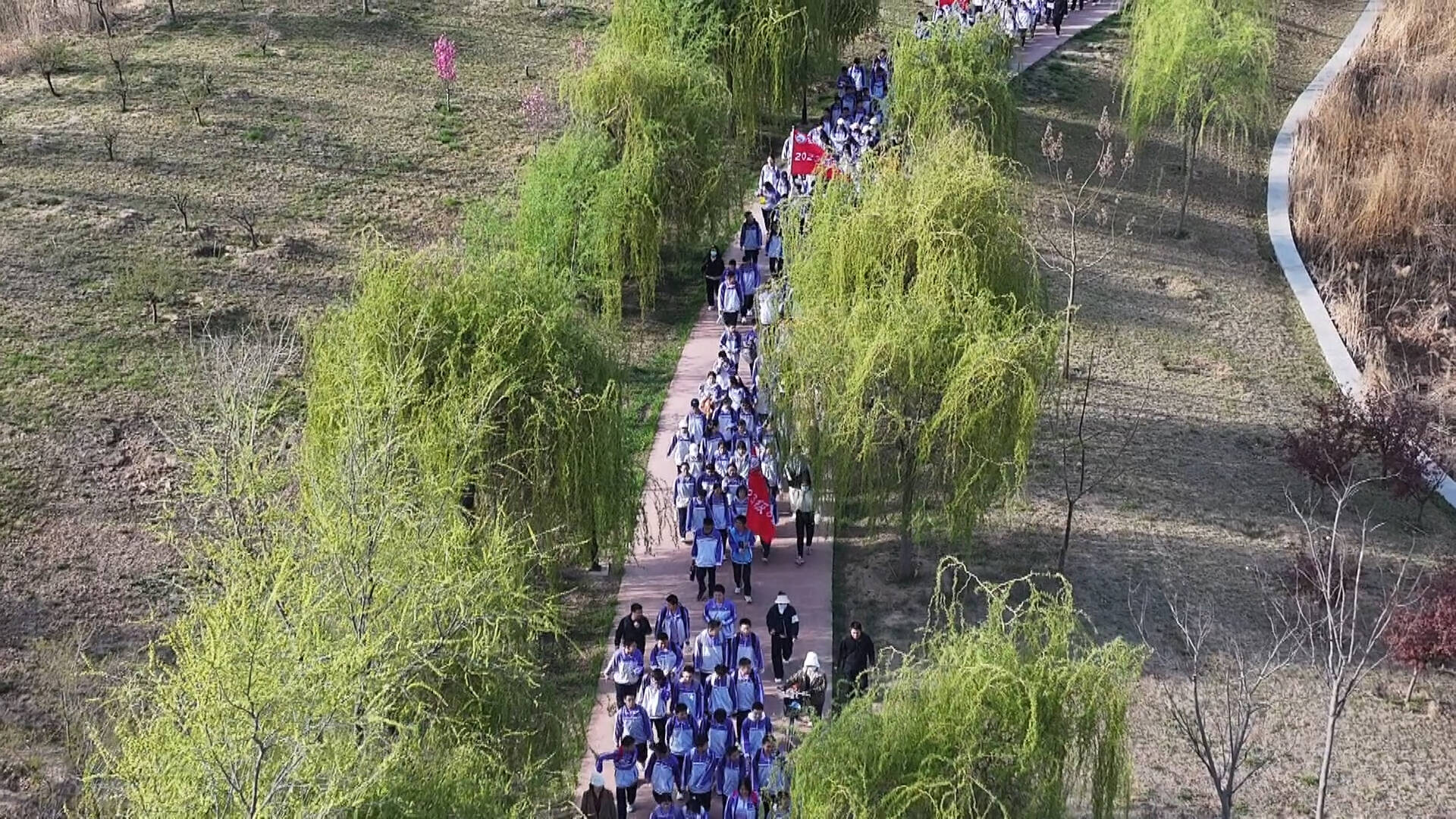 夏津县：2600余名师生徒步25公里上好“行走的思政课”