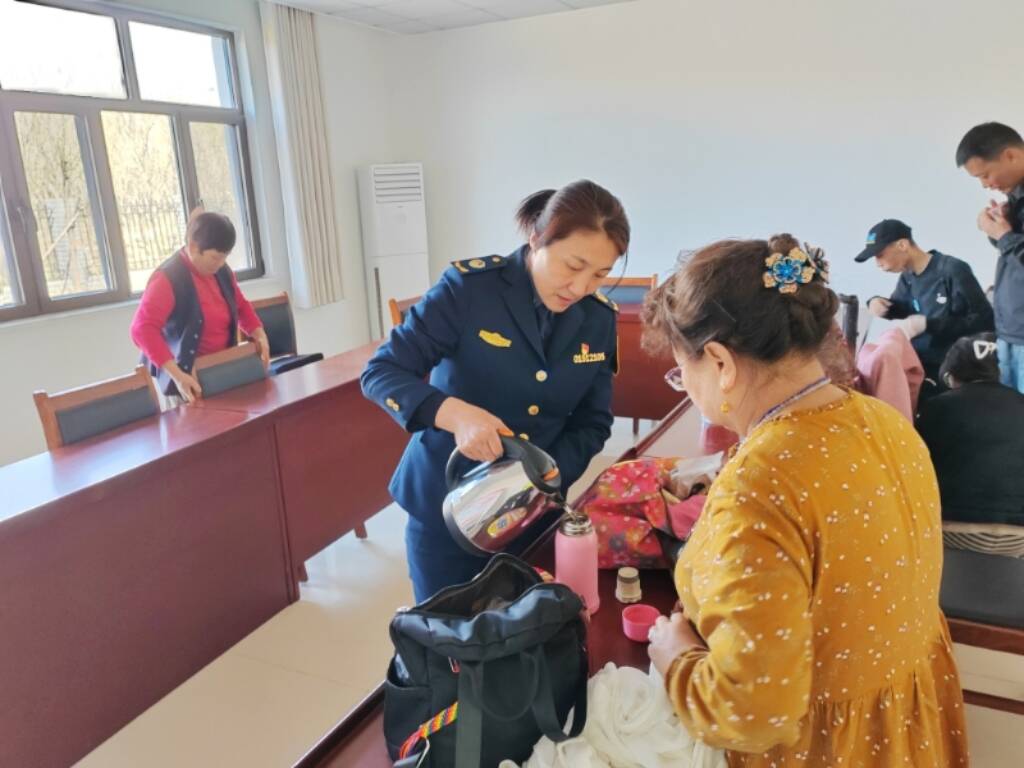 山東高速濱州發展有限公司梁才喬莊收費站助滯留游客順利返程