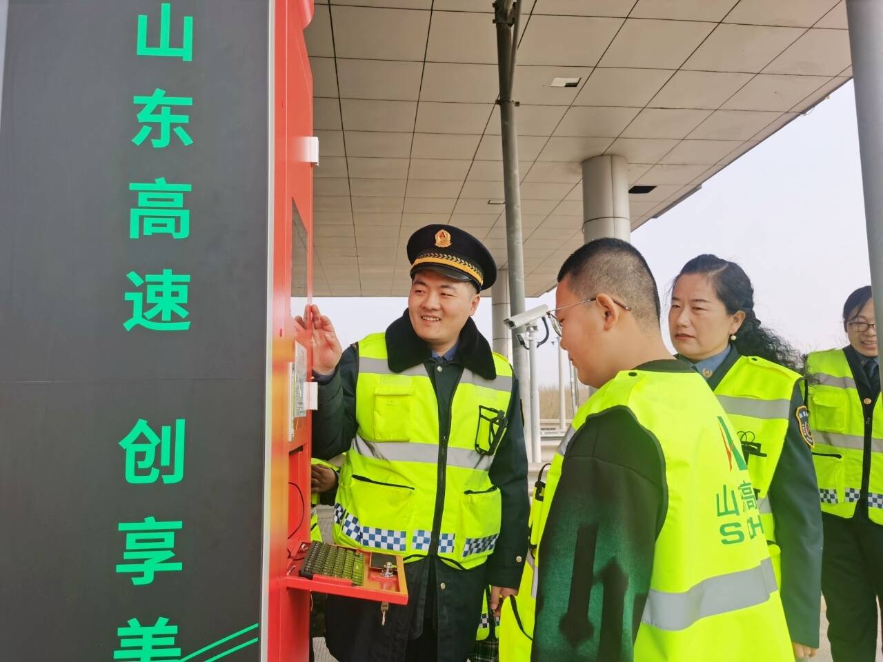 山東高速濱州發(fā)展有限公司無棣東陽信收費站組織開展收費站開放日活動