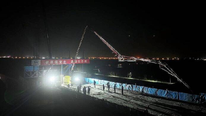 津濰高鐵跨濱德高速連續梁順利合龍