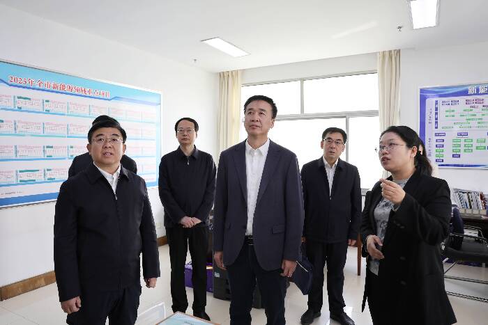 李春田調研項目建設指揮部工作開展情況