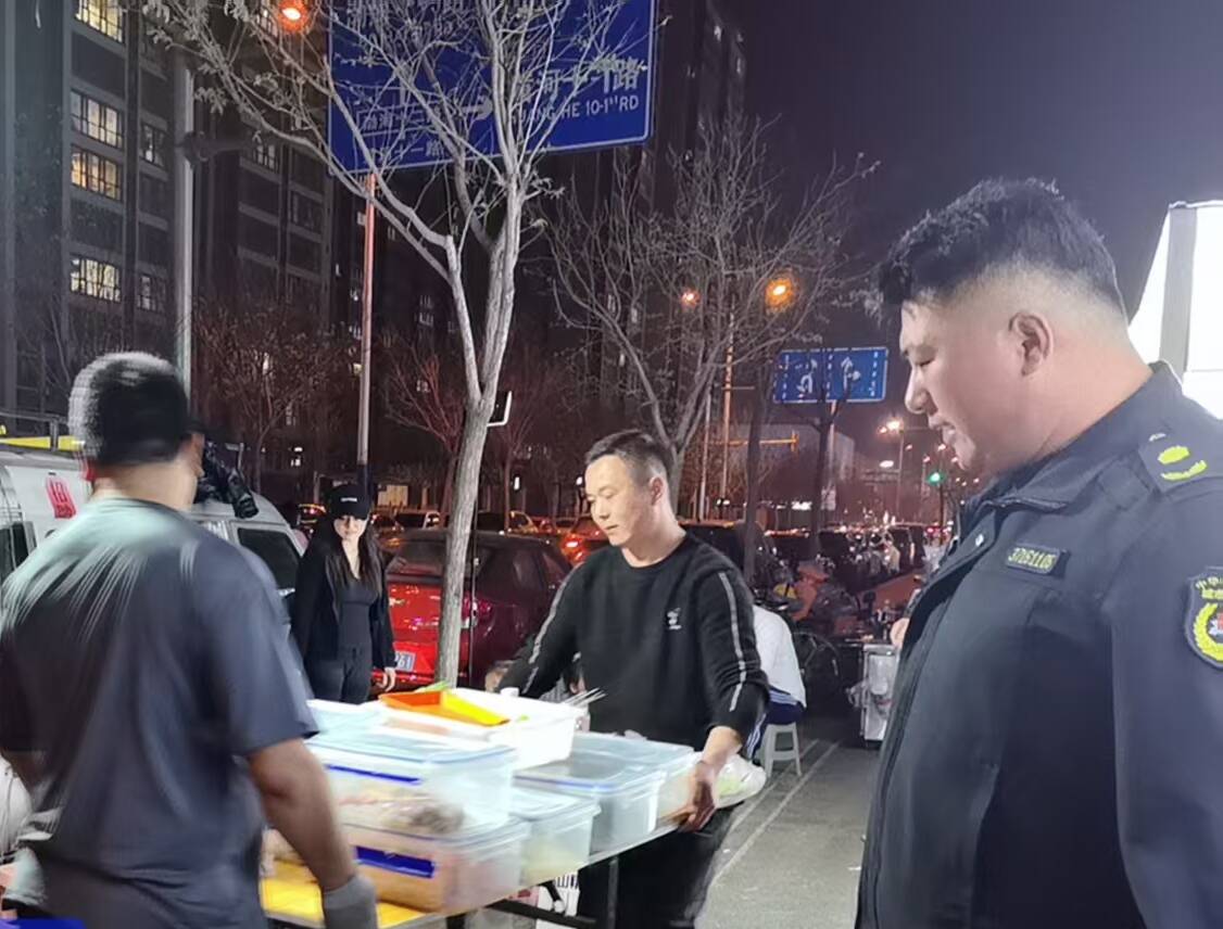 濱州濱城區：彭李街道開展夜間市容專項整治行動 守護城市 “煙火氣” 與文明秩序