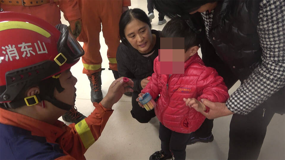 濱州：3歲女童手指被塑料玩具“咬住” 消防員巧手解救