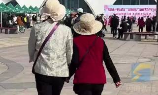 临沂书法广场第六届牡丹节开幕  “老闺蜜俩”手牵手快乐走过开幕现场