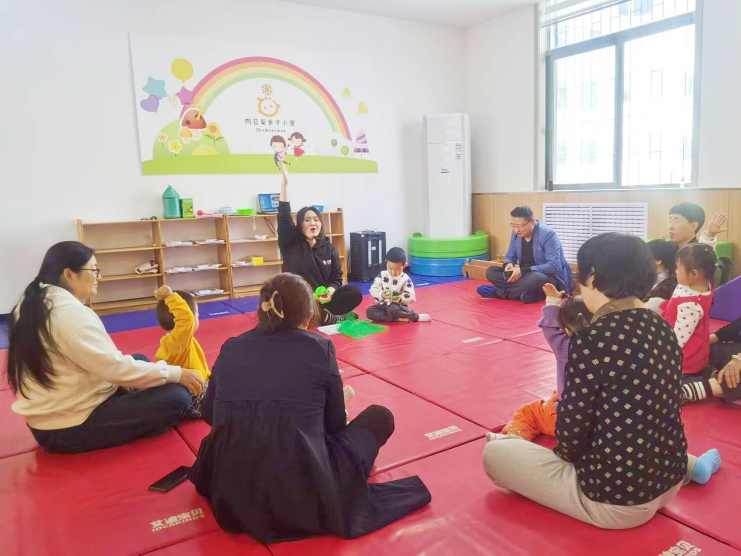 濱州濱城區：彭李街道“向日葵親子小屋”繪筆描春景 童夢綻光芒