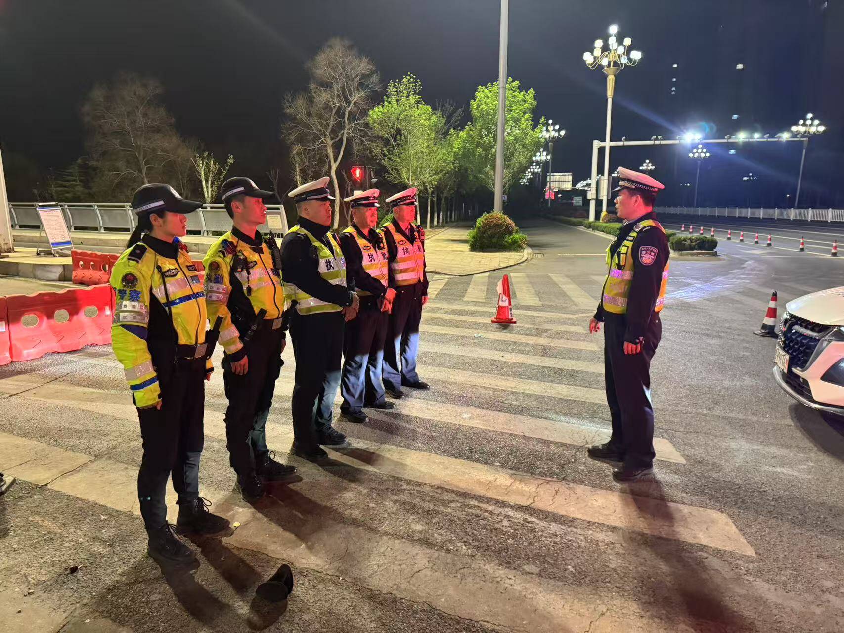 大风天气来袭，聊城交警“逆风”守护！