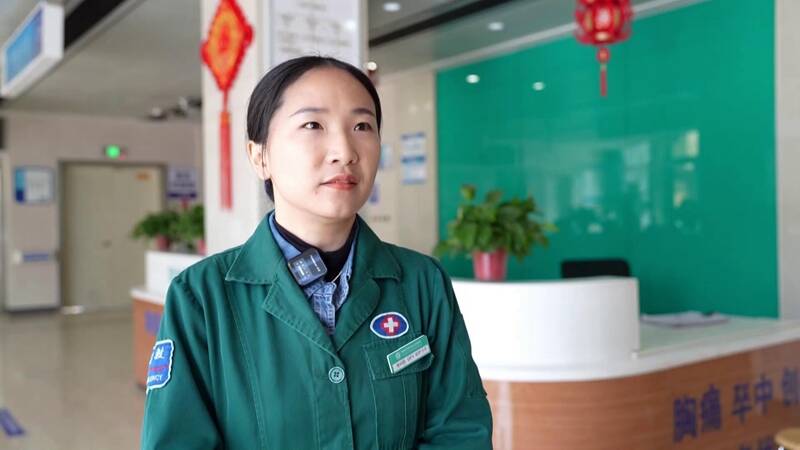 患者突发心脏骤停！聊城女护士跪平车上心肺复苏抢回“生机”