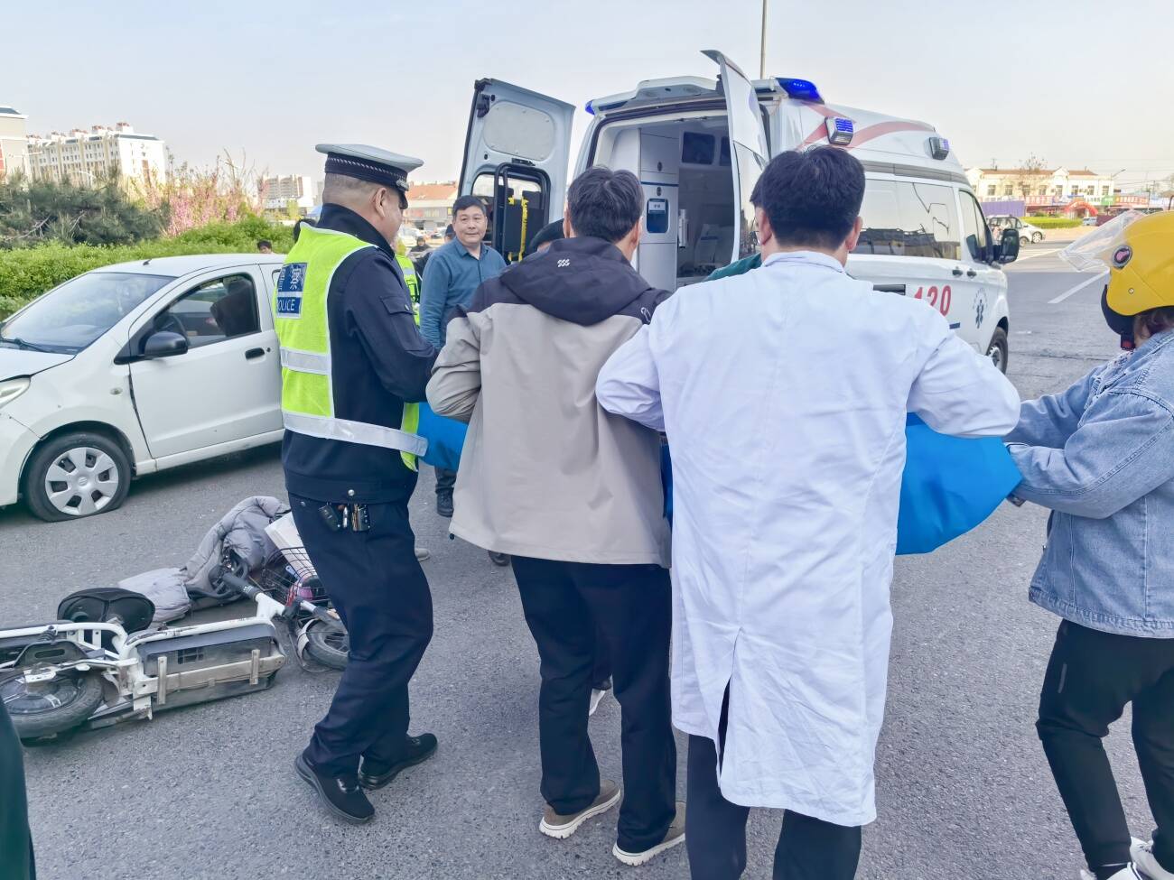 陽信交警及時救助事故受傷群眾