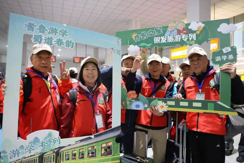 闪电评论｜多方护航 让70岁以上老人实现出行自由