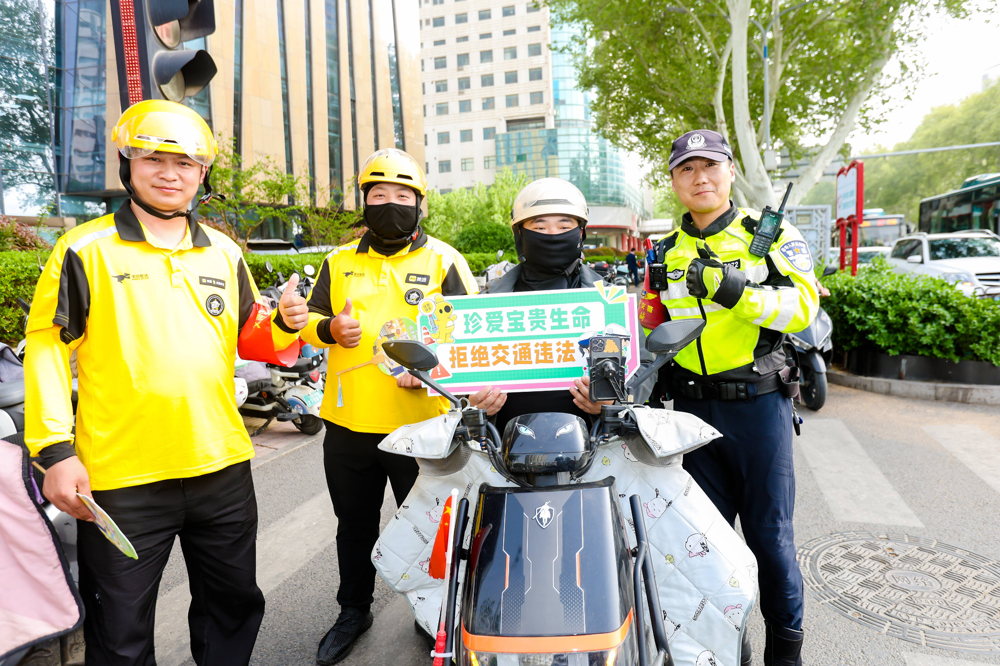一批“零违法”外卖骑手，在济南获得“等灯等灯奖”