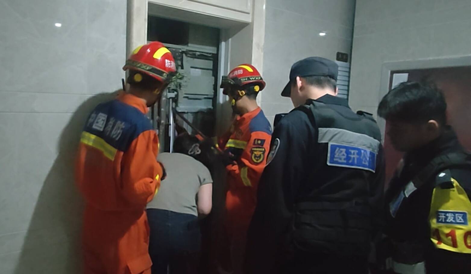 濱州：男子酒后被困電梯 消防部門緊急救援