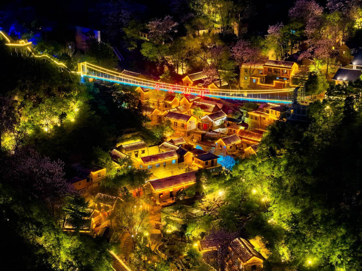 红叶柿岩两大王牌奇境点亮淄博星夜，邀您漫游柿岩仙村，探秘聊斋幻境