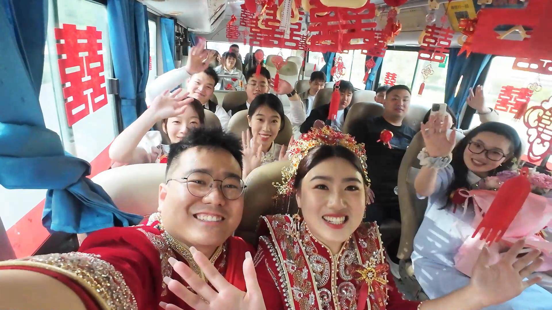 宁阳一对新人用公交当婚车 隔着屏幕感受到满车喜悦