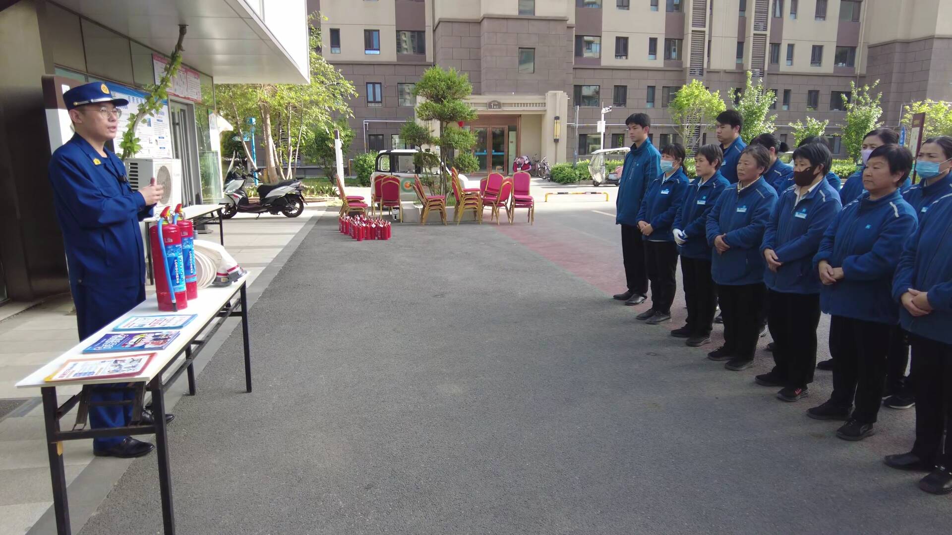 鄒平消防進(jìn)小區(qū)宣傳電動車消防安全 提升居民防火意識
