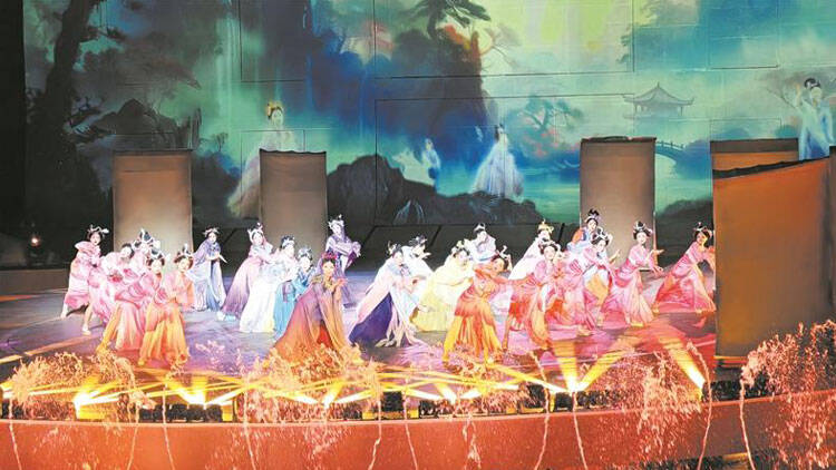 柿岩仙村变身奇幻世界