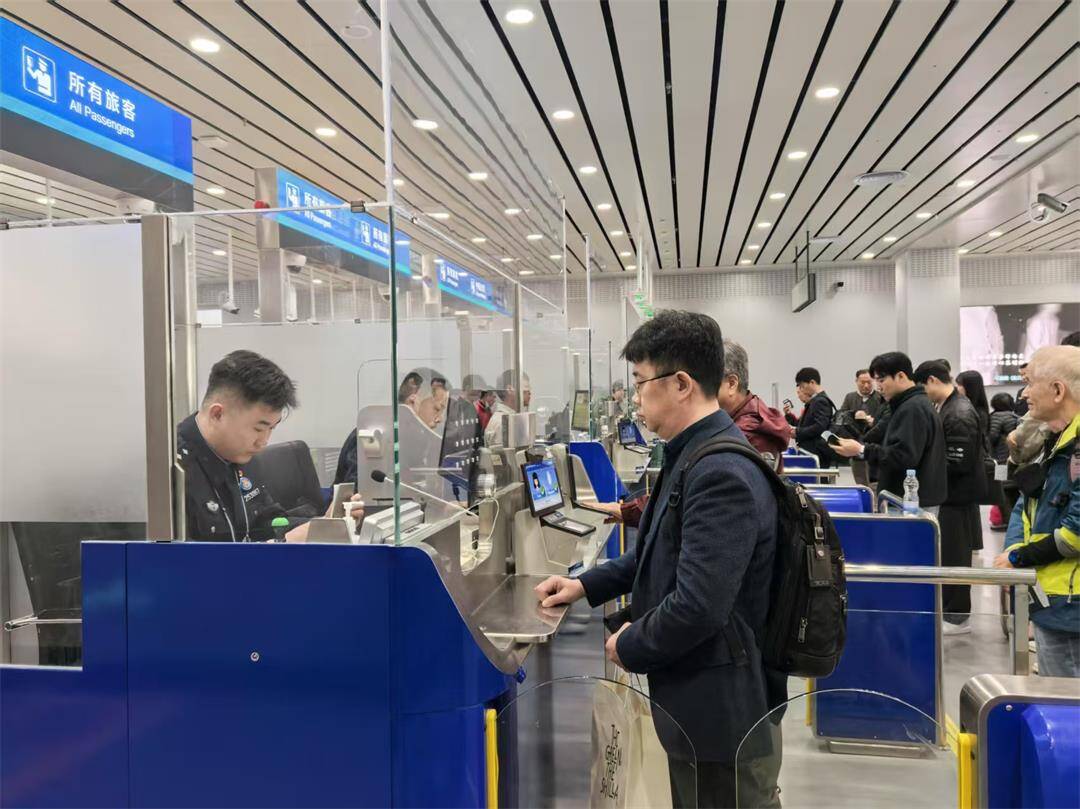 “五一”入境游火爆 威海边检站全力护航口岸顺畅通关