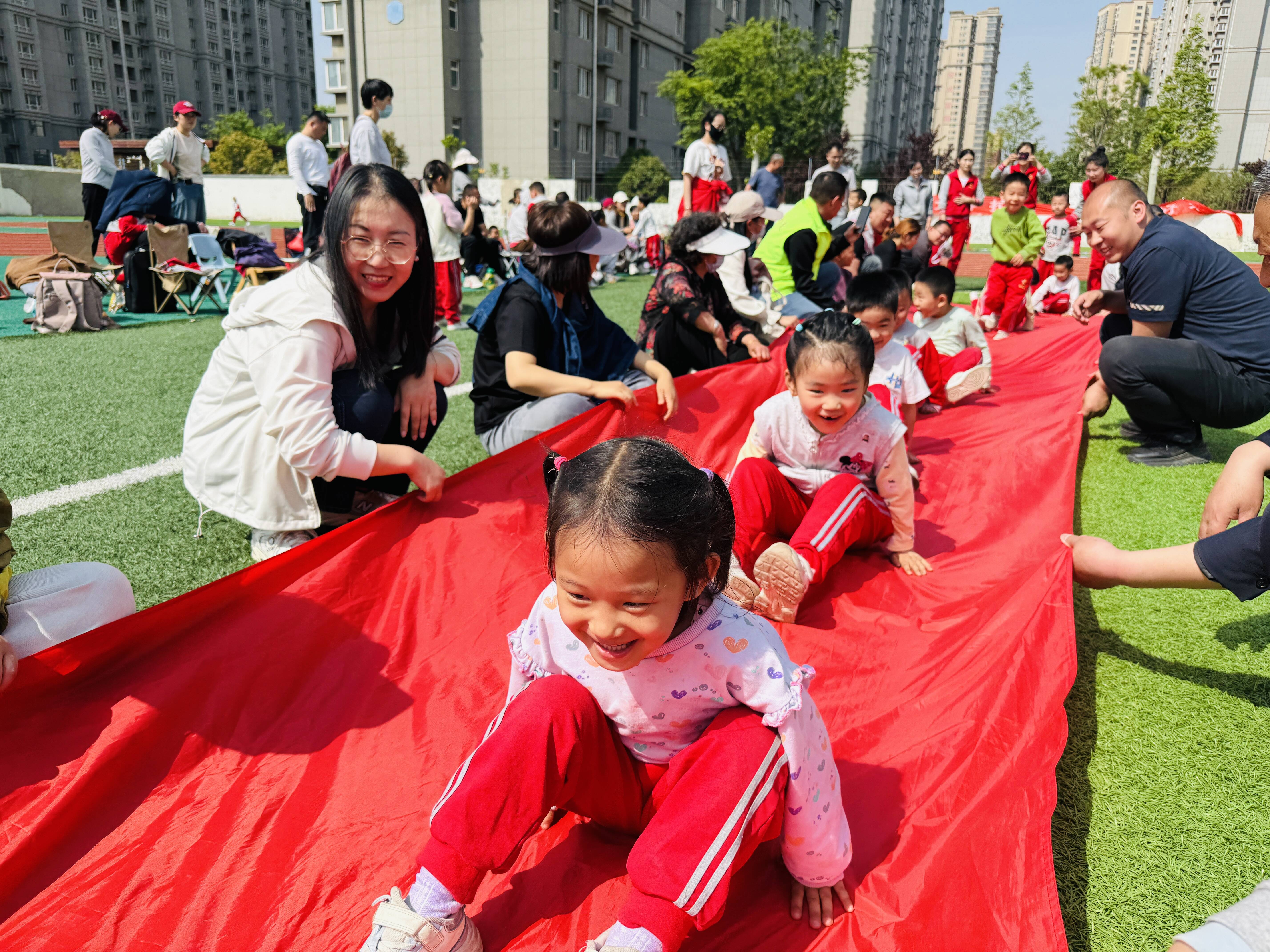 “蒙眼摸娃”、“接力运球”……泰安多家幼儿园举行亲子运动会