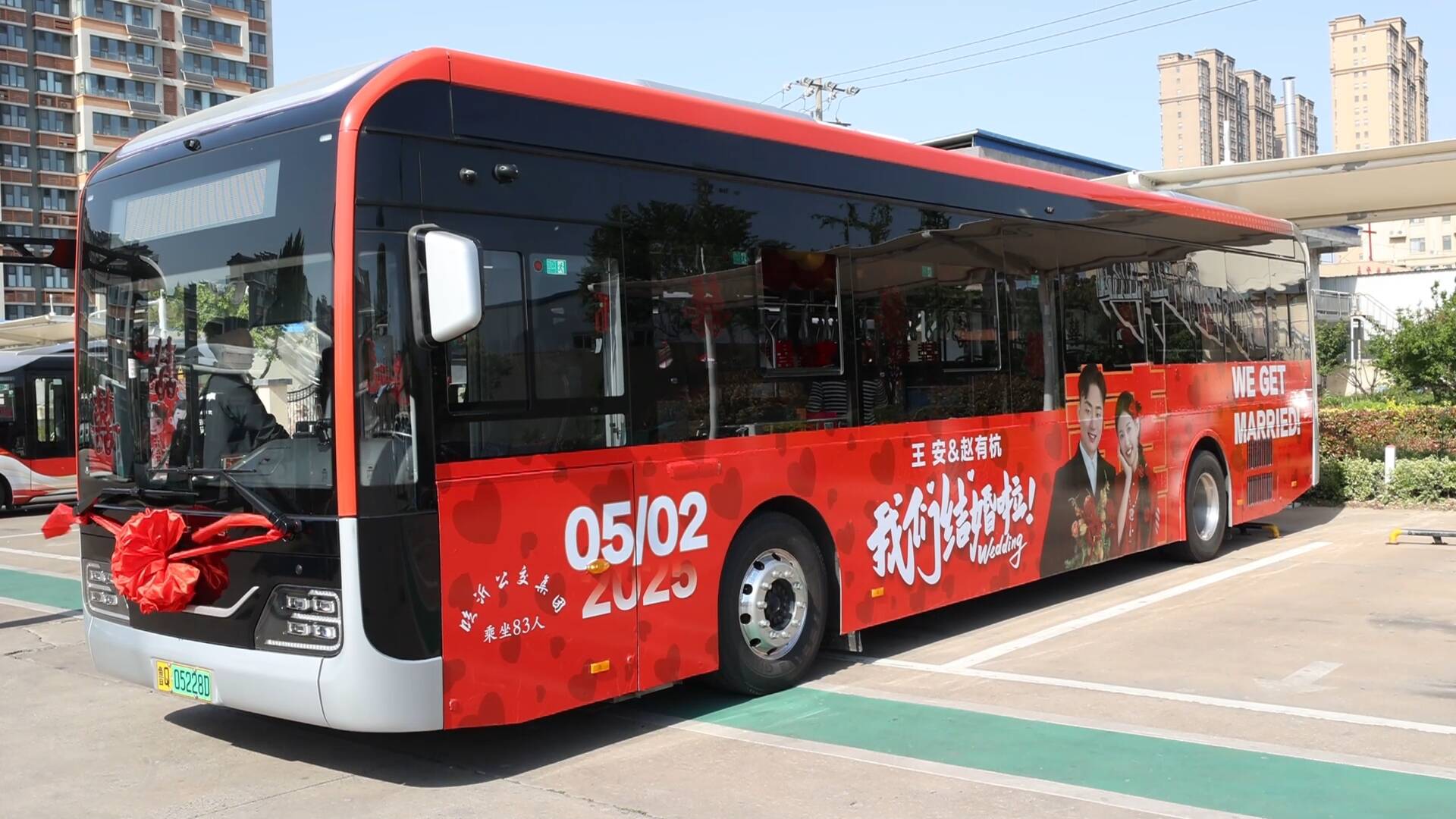 “五一”假期临沂40多台公交变身婚车 公交婚车订单已排到了今年10月份