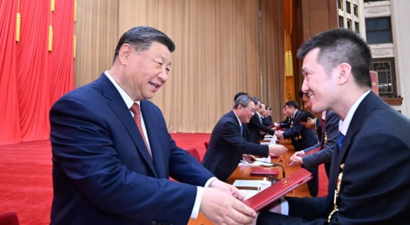 追光的你丨習近平與勞動人民在一起