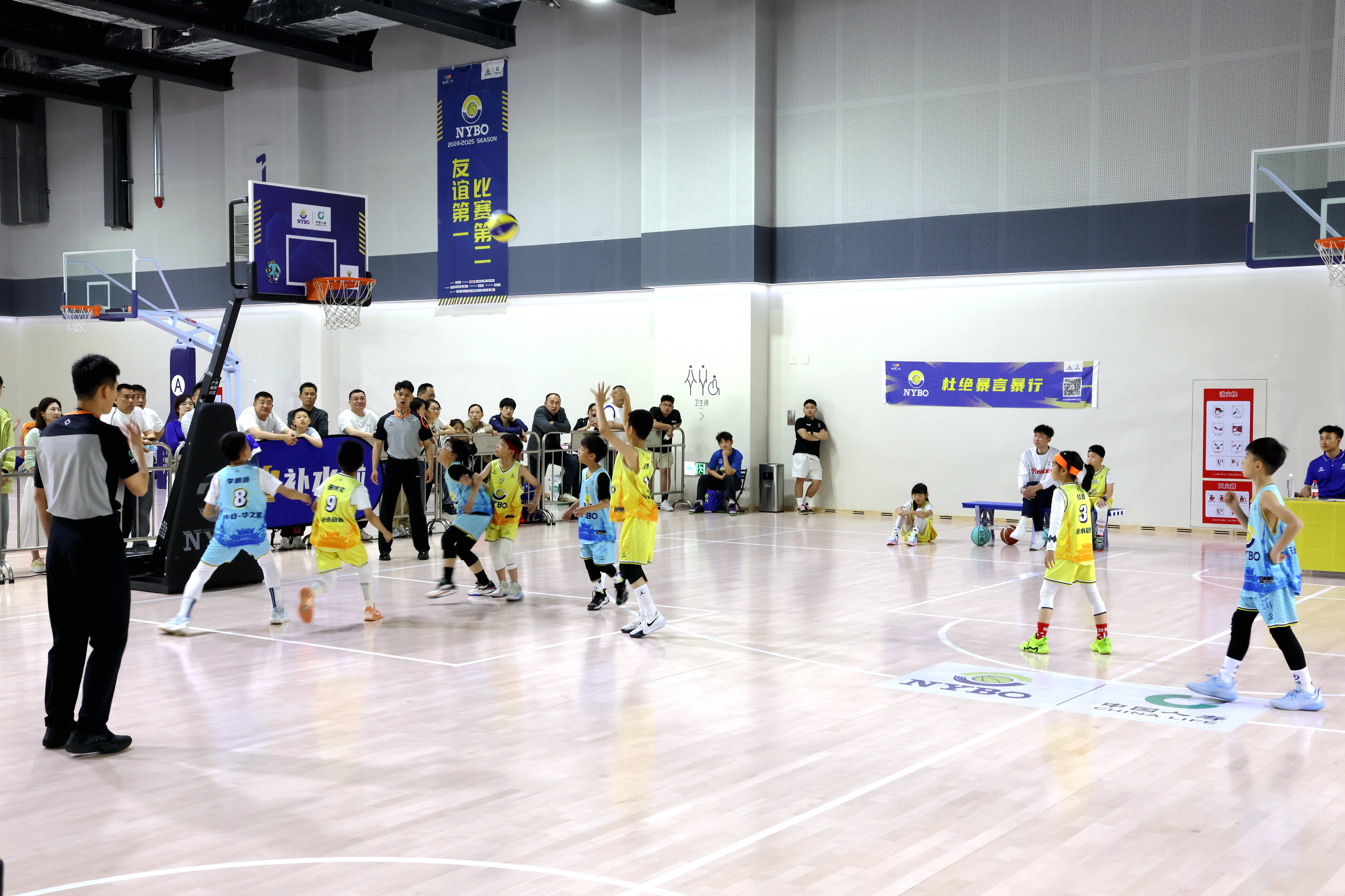 中国人寿临沂分公司助力NYBO青少年篮球公开赛