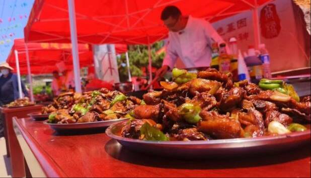 三天近万游客体验免费吃鸡 费县石井镇石尚美井五一文旅市集圆满结束