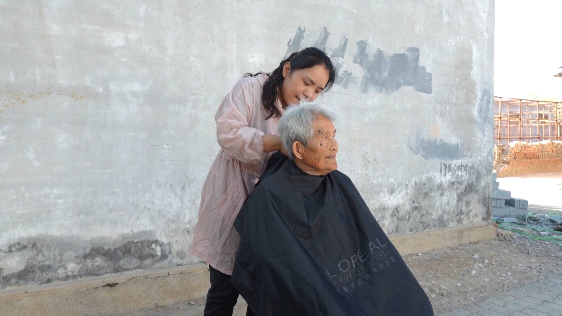是送奶工，也是“流动理发师”！她走街串巷爱心义剪，温暖乡村老人
