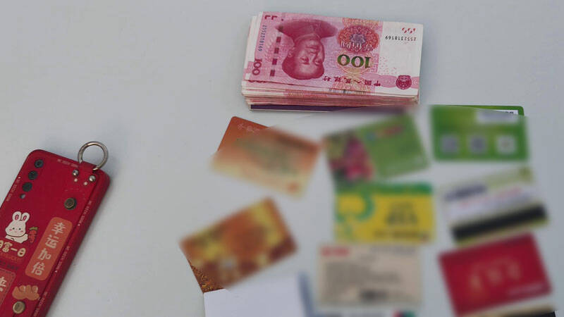 七旬游客遗落手包，内含手机、现金等贵重物品，交警静等50分钟暖心送还